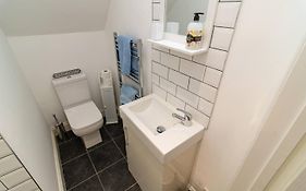 Spacious 3-Bed, Town Centre, Parking, Near Beach